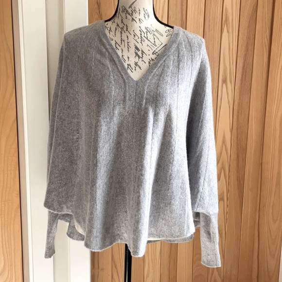 Neiman Marcus Cashmere Dolman Sleeve Poncho, Grey Sweater. M/L - Picture 4 of 9